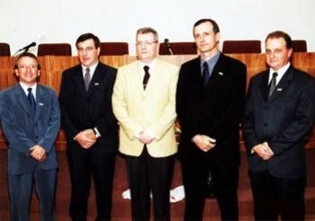 Integrantes da ARH Serrana lado a lado em um salão de eventos