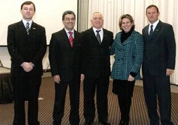 Integrantes da ARH Serrana em foto de grupo em um salão