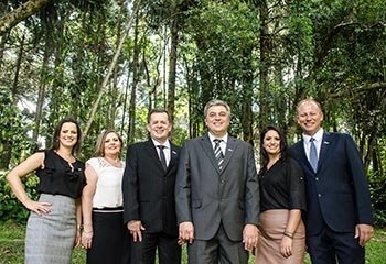 Integrantes da ARH Serrana em foto de grupo em meio às árvores