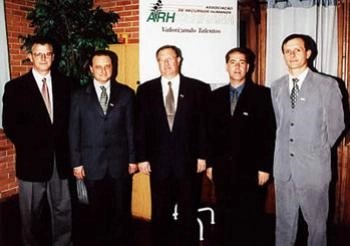 Integrantes da ARH Serrana diante de um banner da associação