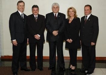 Integrantes da ARH Serrana em foto oficial em um salão